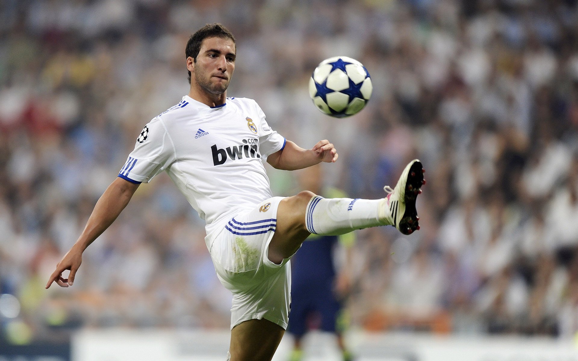 “费尔南多·比亚尔巴的球技创新，带领阿根廷美洲狮队冲击世界冠军”